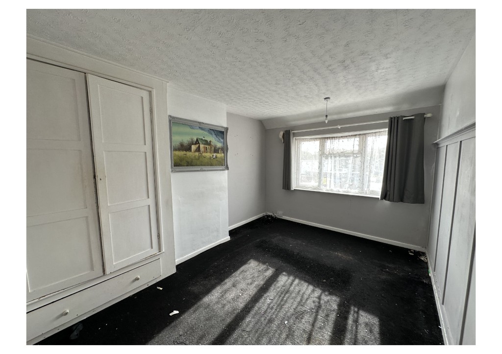 Lot: 171 - SEMI-DETACHED HOUSE WITH GARDEN TO FRONT AND REAR - Main Bedroom on the first floor